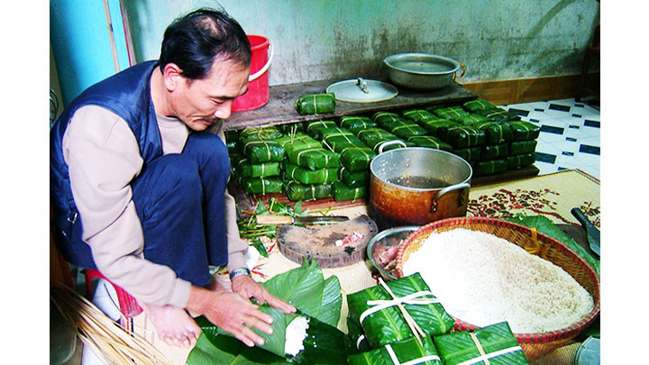 Truyền thống nấu bánh chưng ngày Tết của người Việt Nam. ẢNH TƯ LIỆU 