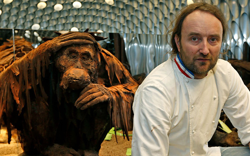 Patrick Roger và chú khỉ làm từ sô-cô-la.