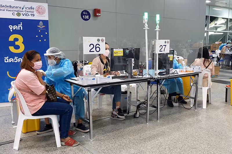 Người dân Thái Lan tiêm vaccine ngừa Covid-19 tại một trung tâm tiêm chủng ở thủ đô Bangkok. (Ảnh: NAM ĐÔNG)