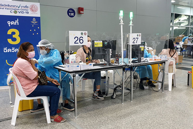 Người dân Thái Lan tiêm vaccine ngừa Covid-19 tại một trung tâm tiêm chủng ở thủ đô Bangkok. (Ảnh: NAM ĐÔNG)