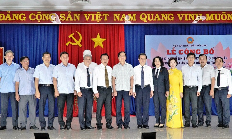 Dự lễ công bố có các đồng chí Ủy viên T.Ư Đảng: Phó Chánh án Thường trực TAND tối cao Lê Hồng Quang, Bí thư Tỉnh ủy Tây Ninh Phạm Viết Thanh.