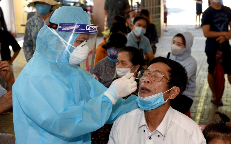 Ngành Y tế tiến hành lấy mẫu xét nghiệm.