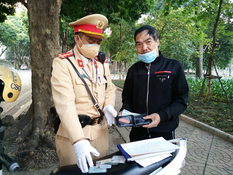 Người dân nhận lại chiếc ví bị đánh rơi bên trong có tiền lương hưu vừa lĩnh.