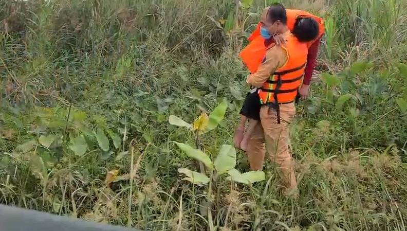Cảnh sát giao thông thuộc Thủy đoàn 1, Cục Cảnh sát giao thông kịp thời cứu người gặp nạn dưới sông. 