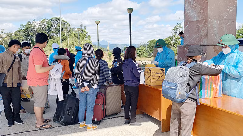 Các sinh viên Lào làm thủ tục nhập cảnh qua cửa khẩu Nam Giang.