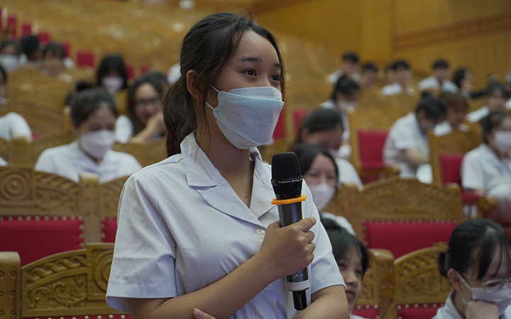Chia sẻ thông tin với sinh viên về chương trình EPA tại Cao đẳng Y dược Phú Thọ (Ảnh: Dolab).
