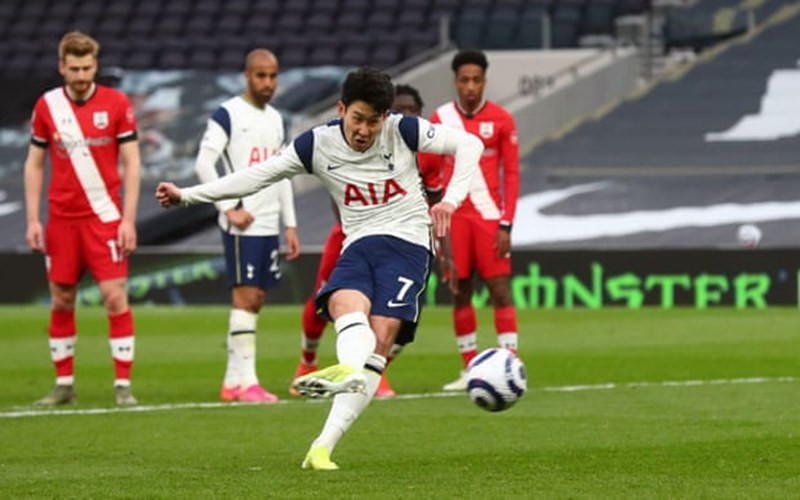 Son Heung-Min sút phạt đền ghi bàn cho Tottenham.