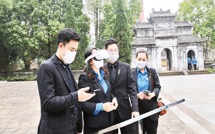 Du khách trải nghiệm ứng dụng trên kính thực tế ảo VR của hãng Oculus.