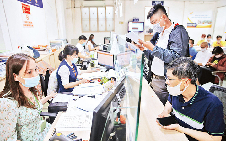 Người dân và doanh nghiệp thực hiện thủ tục hành chính tại Sở Kế hoạch và Đầu tư thành phố.