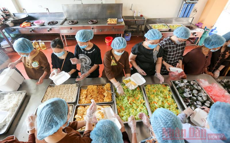 Hàng trăm suất cơm thiện nguyện hỗ trợ bệnh nhân cách ly tại Bệnh viện K Tam Hiệp