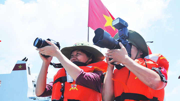 Phóng viên tác nghiệp tại Trường Sa. Ảnh: NAM ANH