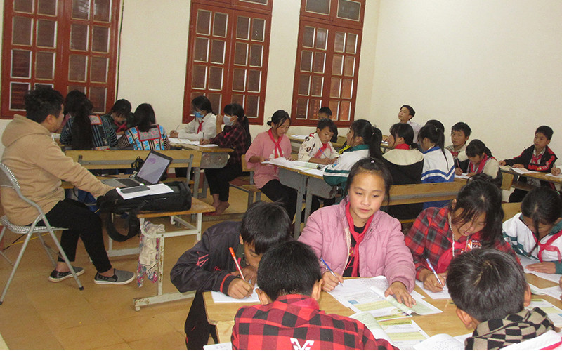 Nhờ nỗ lực của các thầy, cô giáo, nên tỷ lệ học sinh vùng cao đến lớp đạt trên 98%.