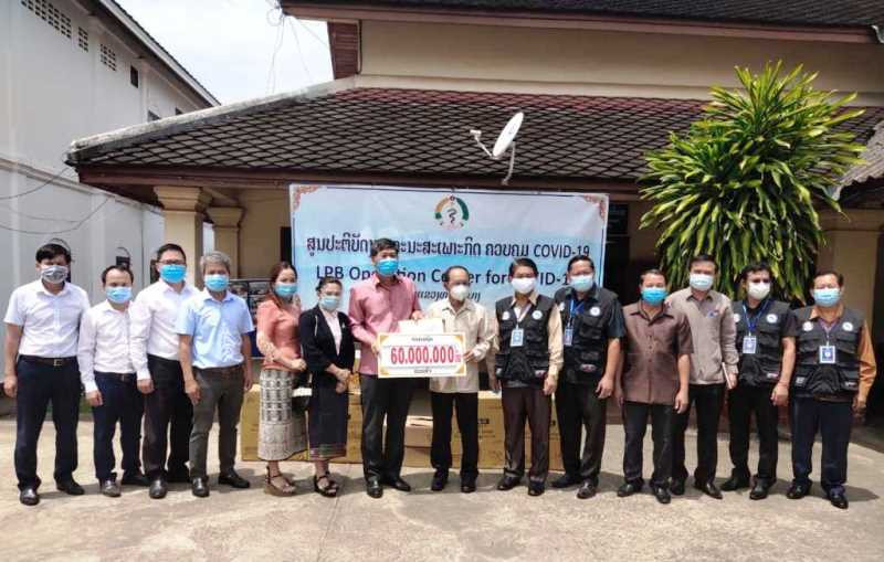 Tổng Lãnh sự Nguyễn Đăng Hùng trao biển tượng trưng 60 triệu kíp Lào tặng tỉnh Luang Prabang.