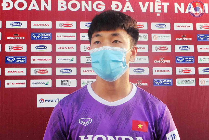 Tiền vệ Huỳnh Công Đến chia sẻ cùng báo giới. 