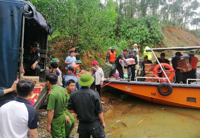Các lực lượng cứu hộ Công an tỉnh thiết lập cầu đường thủy để khẩn trương nhiệm vụ tìm kiếm 15 nạn nhân còn lại tại Thủy điện Rào Trăng 3.
