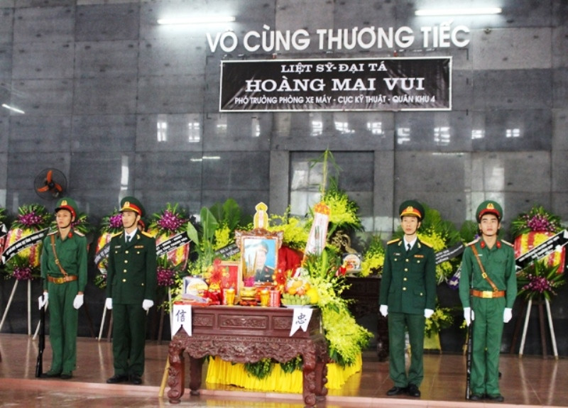 Quân lễ thường trực bên liệt sĩ Hoàng Mai Vui.