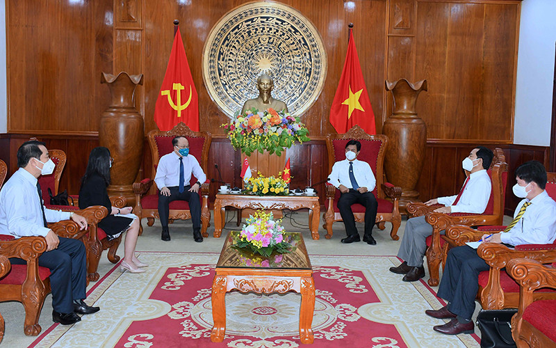 Bí thư Tỉnh ủy Cà Mau tiếp và làm việc với Tổng Lãnh sự Singapore tại TP Hồ Chí Minh.