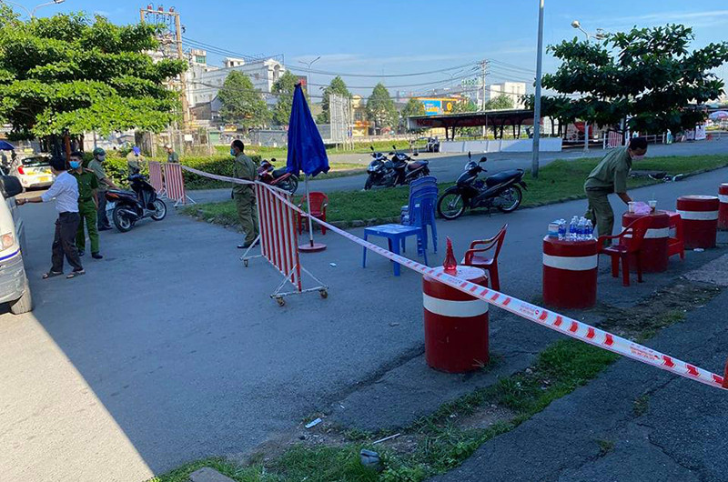 Lực lượng chức năng căng dây, khoanh vùng cách ly siêu thị Big C Đồng Nai.