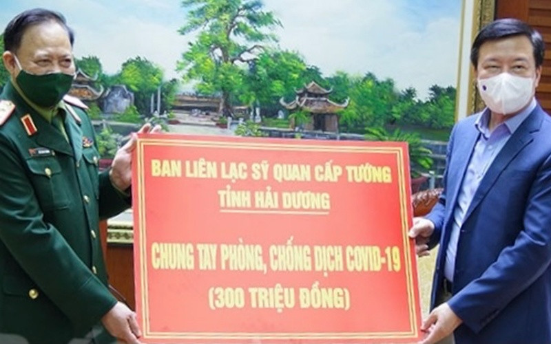 Bí thư Tỉnh ủy Hải Dương tiếp nhận quà tặng từ Ban liên lạc sĩ quan cấp tướng.