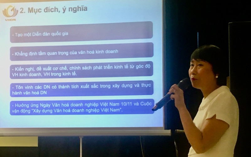 Giáo sư, Tiến sĩ Từ Thị Loan, Phó Chủ tịch Hiệp hội Phát triển văn hóa doanh nghiệp Việt Nam giới thiệu Đề án tổ chức Diễn đàn thường niên “Văn hóa với doanh nghiệp”.