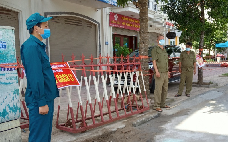 Toàn bộ tám nhà dân liền kề ngôi nhà có sinh viên mắc Covid-19 ở tổ 5, phường Quang Trung (TP Thái Bình) đã được phong tỏa từ trưa nay.