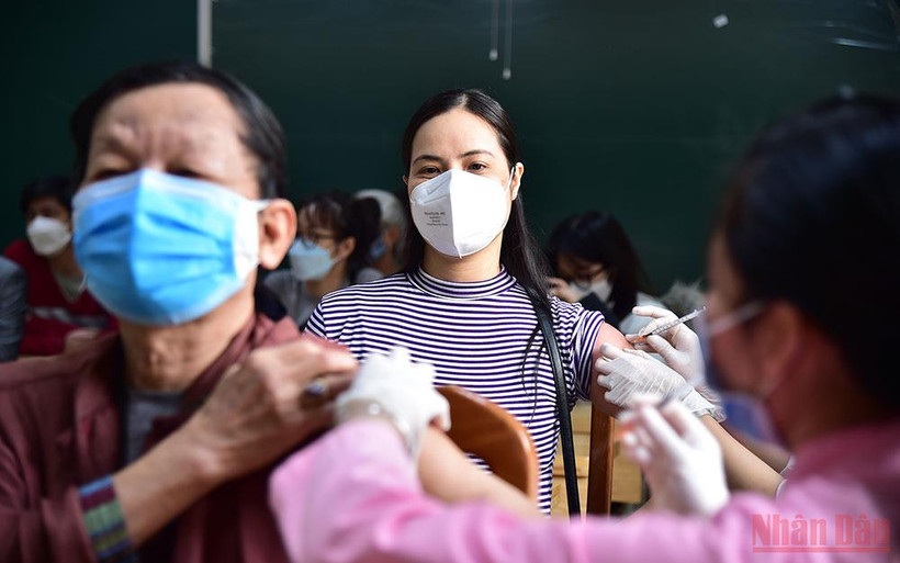 Tiêm vaccine ngừa Covid-19 mũi 3 cho người dân. (Ảnh: THÀNH ĐẠT)