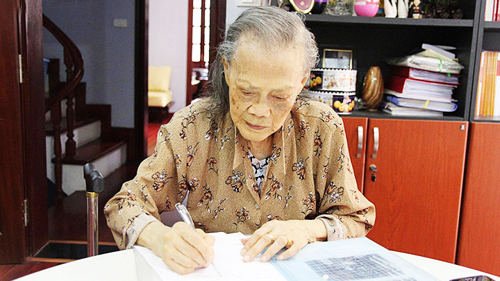 Cụ Lê Thi - người phụ nữ kéo cờ Tổ quốc trong lễ Tuyên ngôn Độc lập năm 1945.