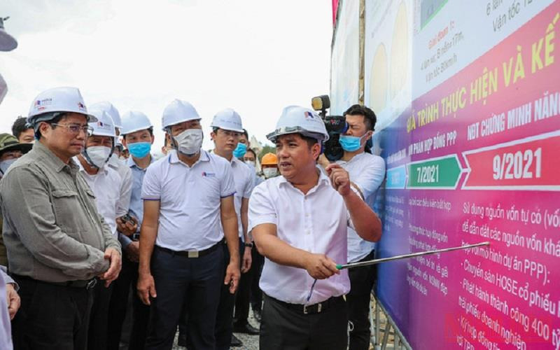 Thủ tướng Phạm Minh Chính nghe báo cáo tại phía bắc hầm Núi Vung Km123 của dự án cao tốc Cam Lâm - Vĩnh Hảo.