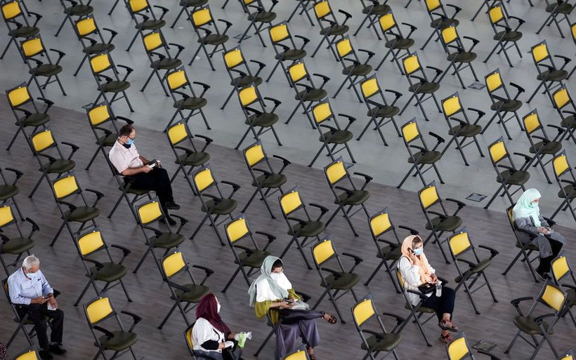 Người dân Iran chờ để tiêm vaccine phòng Covid-19. (Ảnh: REUTERS) 