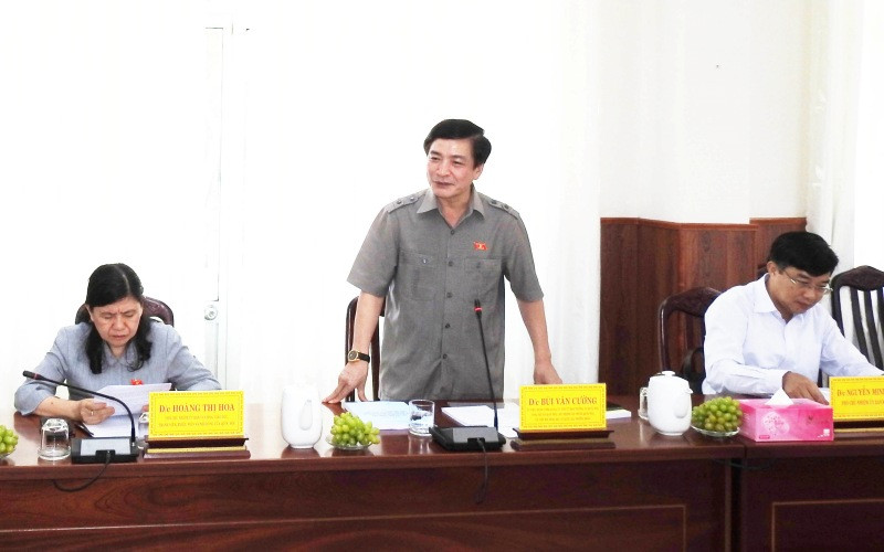 Đồng chí Bùi Văn Cường, Ủy viên T.Ư Đảng, Ủy viên Ủy ban Thường vụ Quốc hội, Tổng Thư ký Quốc hội, Chủ nhiệm Văn phòng Quốc hội, Ủy viên Hội đồng bầu cử quốc gia phát biểu ý kiến tại buổi làm việc với tỉnh Ninh Thuận.