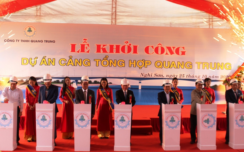 Các đại biểu bấm nút khởi công xây dựng cảng.