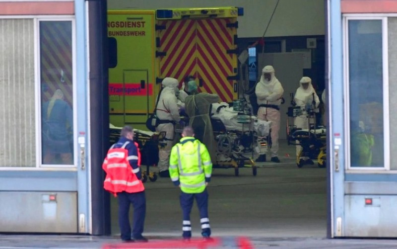 Vận chuyển 1 bệnh nhân mắc Covid-19 lên máy bay "Medevac" của lực lượng không quân Đức Bundeswehr tại Hamburg, ngày 28/11. (Ảnh: Reuters)