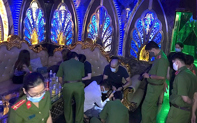 Lực lượng nghiệp vụ phát hiện cơ sở karaoke Gossip có khách bên trong.
