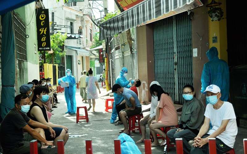 Lấy mẫu xét nghiệm diện rộng trong khu vực tam giác Lê Duẩn - Hoàng Hoa Thám - Lý Thái Tổ (Đà Nẵng) phát hiện nhiều ca mắc Covid-19, ngày 22-6. (Ảnh: Anh Đào)