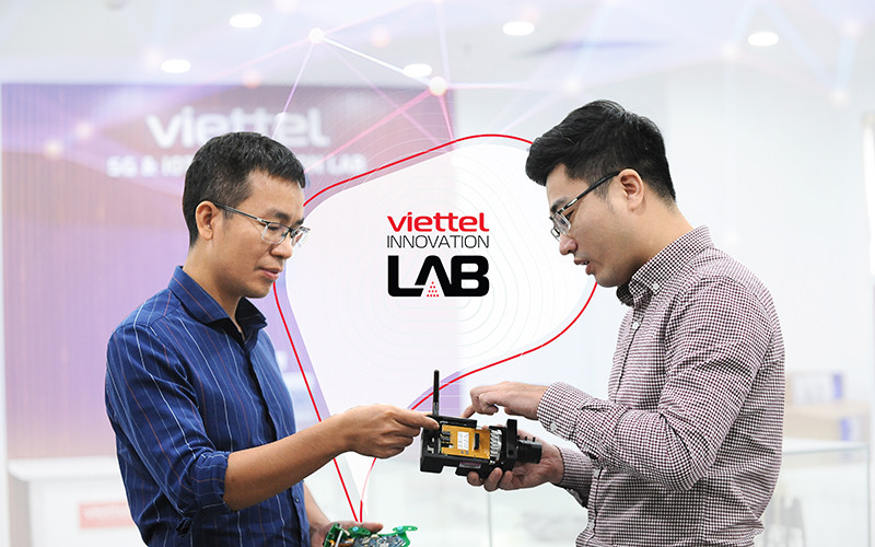 Kỹ sư của Viettel thực hiện đo kiểm chất lượng mạng 5G.