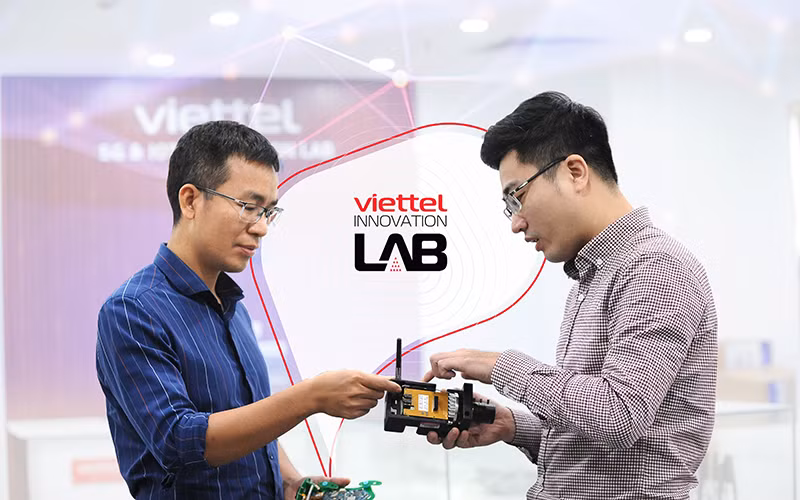 Kỹ sư của Viettel thực hiện đo kiểm chất lượng mạng 5G.