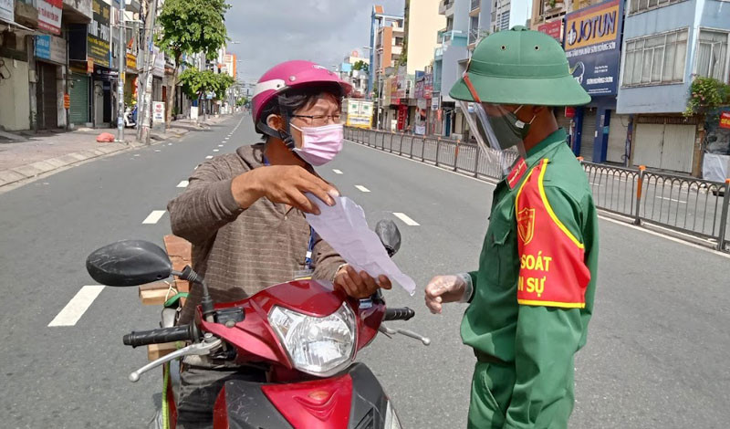 Kiểm tra giấy đi đường các đối tượng ưu tiên lưu thông trong thời gian giãn cách xã hội.