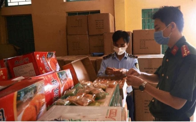 Hàng chục nghìn chiếc bánh trung thu nhập lậu có giá chỉ từ 2.000 đồng.