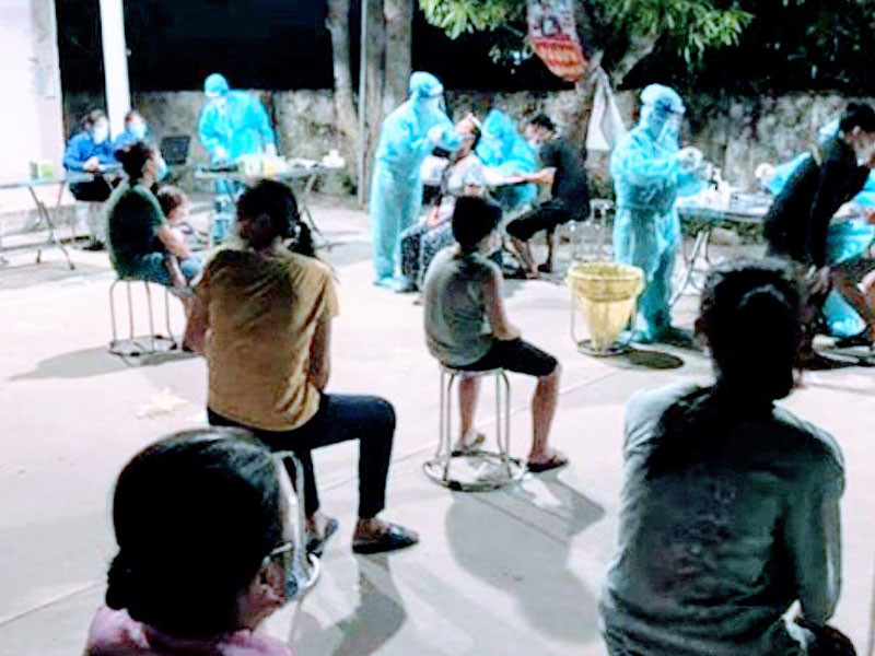 Lấy mẫu xét nghiệm cho người dân tại các xã của huyện Vĩnh Bảo.