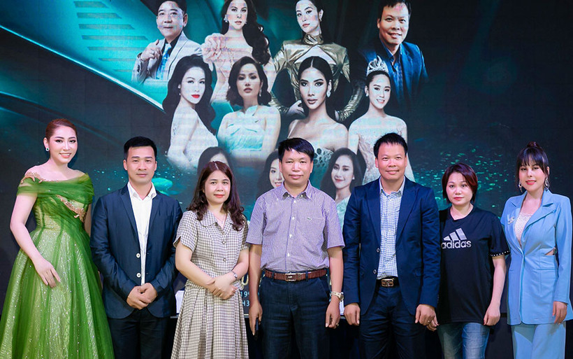 Ban tổ chức cuộc thi Hoa hậu Quý bà Việt Nam. 