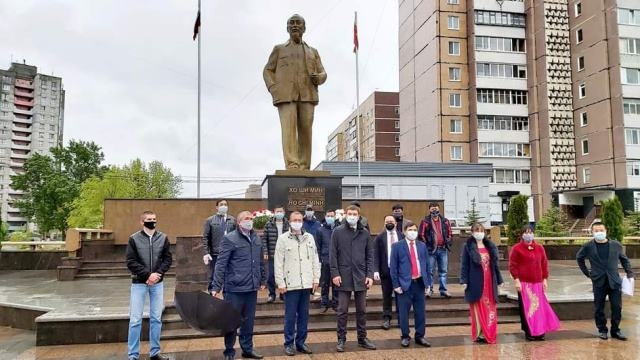 Các đại biểu trong Lễ dâng hoa tại Tượng đài Chủ tịch Hồ Chí Minh.