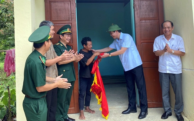 Lãnh đạo tỉnh Quảng Bình bàn giao nhà cho người dân đồng bào dân tộc Rục sau khi sửa chữa, nâng cấp.