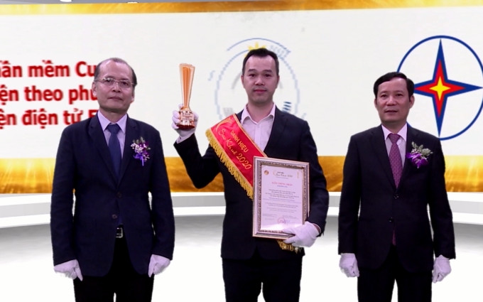 Đại diện lãnh đạo EVNICT nhận Danh hiệu Sao Khuê 2020.