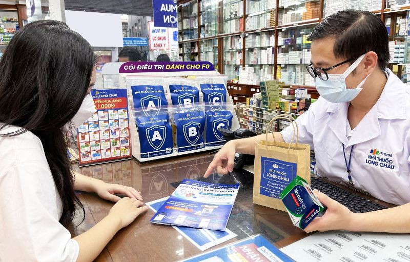 Người dân mua thuốc có hoạt chất Molnupiravir điều trị Covid-19 tại nhà thuốc ở Hà Nội.