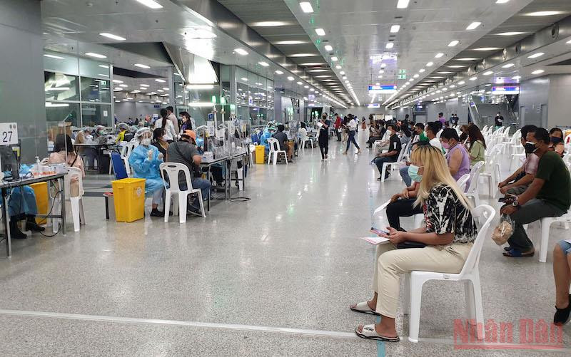 Người dân chờ tiêm vaccine tại Trung tâm Tiêm chủng trung ương ở thủ đô Bangkok, Thái Lan. (Ảnh: NAM ĐÔNG)