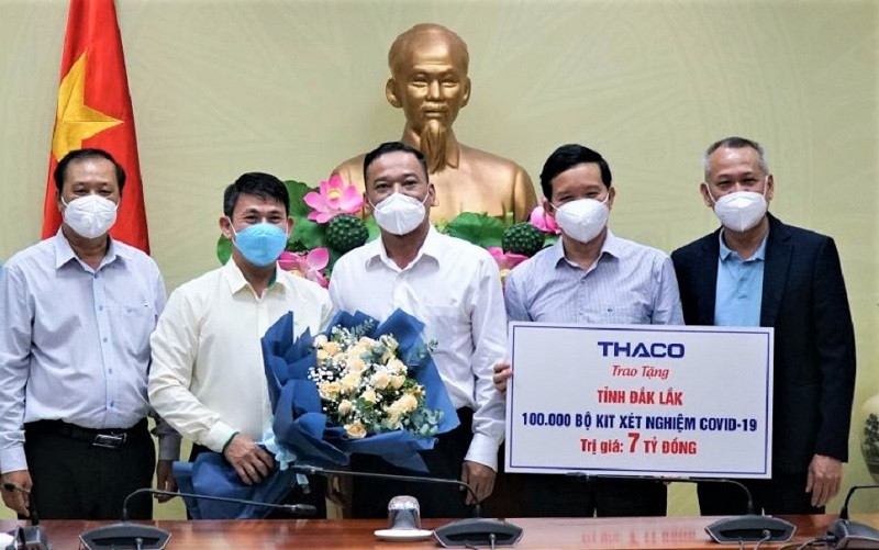 Đại diện lãnh đạo Công ty cổ phần ô tô Trường Hải trao tặng 100 nghìn bộ dụng cụ xét nghiệm nhanh SARS-CoV-2 cho tỉnh Đắk Lắk. (Ảnh: Quang Nhật)