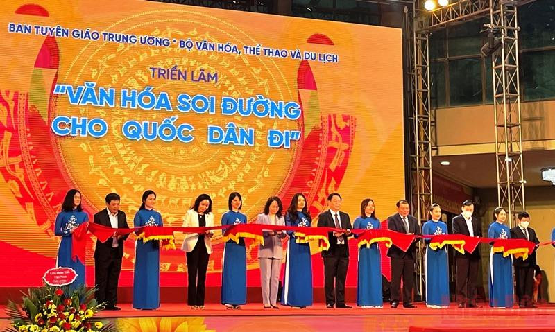 Cắt băng khai mạc triển lãm “Văn hóa soi đường cho quốc dân đi”. 
