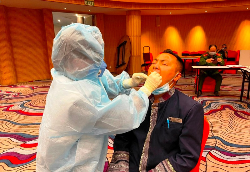 Lấy mẫu xét nghiệm phòng, chống dịch Covid-19 ở thị xã Sa Pa (Lào Cai).