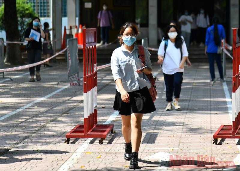 Thí sinh Hà Nội rời điểm thi sau môn thi đầu tiên của ngày 7/7. Ảnh: THUỶ NGUYÊN