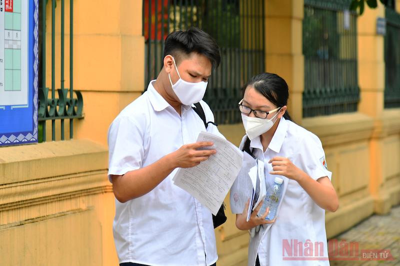 Thí sinh sau buổi thi môn Toán. Ảnh: THUỶ NGUYÊN
